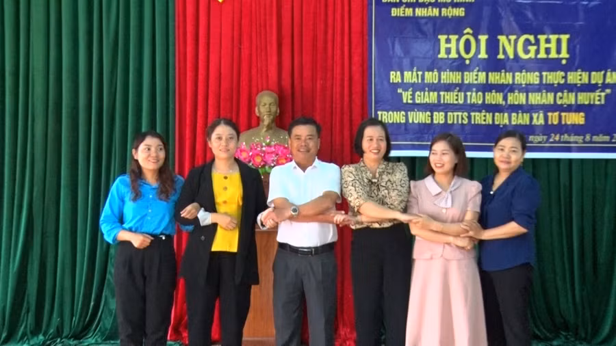 Ban chủ nhiệm mô hình điểm ra mắt tại buổi lễ. Ảnh: Hồng Hạnh