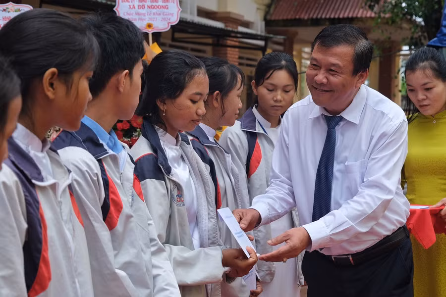 Đồng chí Thái Thanh Bình-Chủ nhiệm Ủy ban kiểm tra Tỉnh ủy trao học bổng cho học sinh giỏi Trường THCS và THPT Nguyễn Văn Cừ (huyện Chư Sê). Ảnh: Hoàng Ngọc