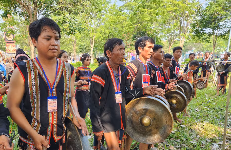 Các nghệ nhân tham gia biểu diễn tại ngày hội. Ảnh: M.T