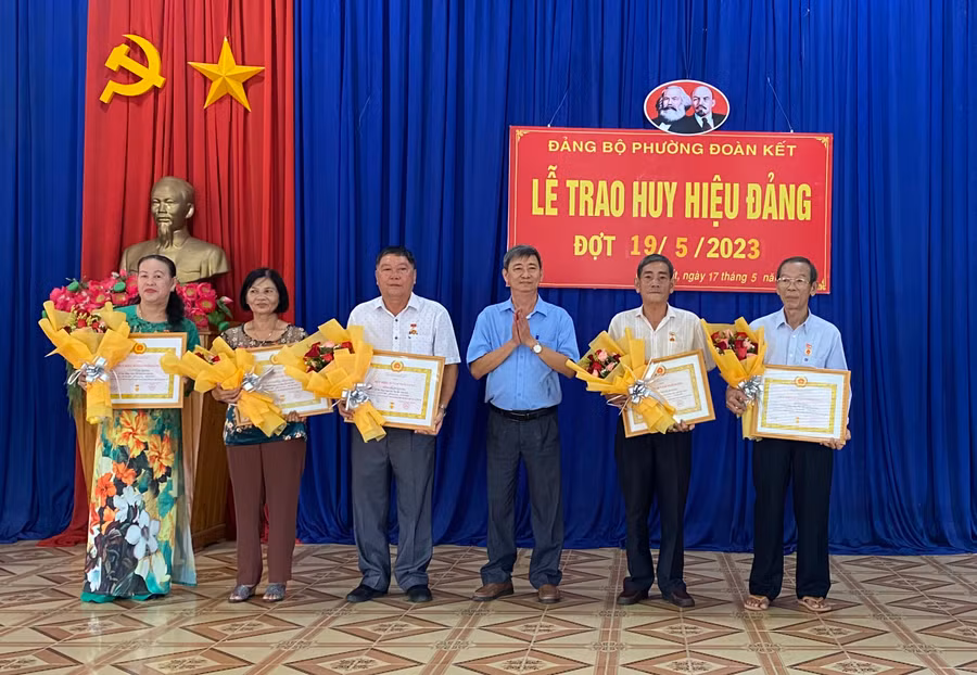 Các đảng viên vinh dự được trao huy hiệu Đảng nhân dịp kỷ niệm 133 năm Ngày sinh nhật Bác. Ảnh: Nguyễn Sang