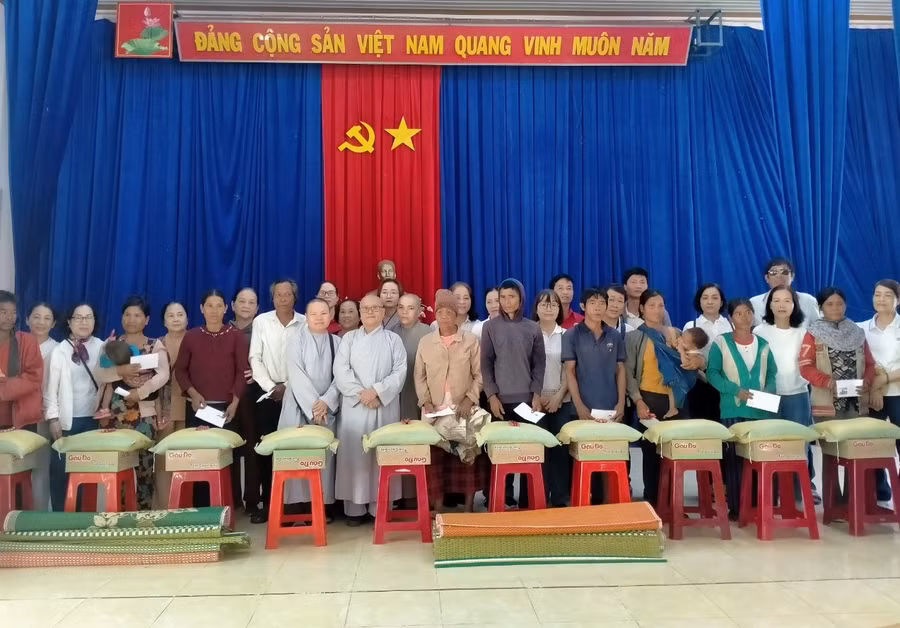 Đoàn công tác tặng quà cho đồng bào dân tộc thiểu số nghèo, người già bệnh tật của xã Ayun, huyện Chư Sê. Ảnh: Hồng Ngọc