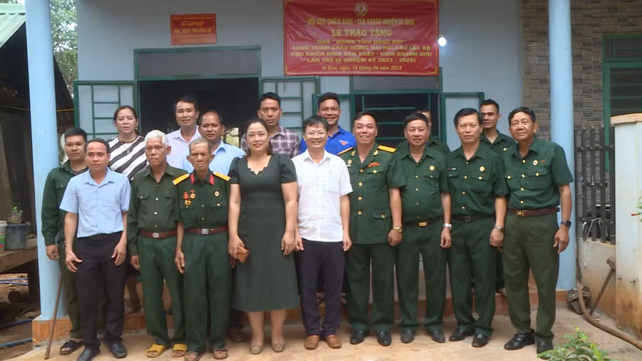 Hội Cựu chiến binh huyện Ia Grai trao tặng nhà Nghĩa tình đồng đội cho ông Puih Lộ (làng Yôm, xã Ia Khai, huyện Ia Grai). Ảnh: Phương Lộc