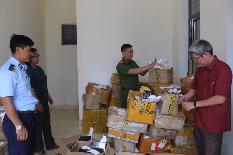 Đoàn tiêu hủy kiểm tra niêm phong và tang vật trước khi tiêu hủy. Ảnh: Lê Văn Châu Đoàn tiêu hủy kiểm tra niêm phong và tang vật trước khi tiêu hủy. Ảnh: Lê Văn Châu