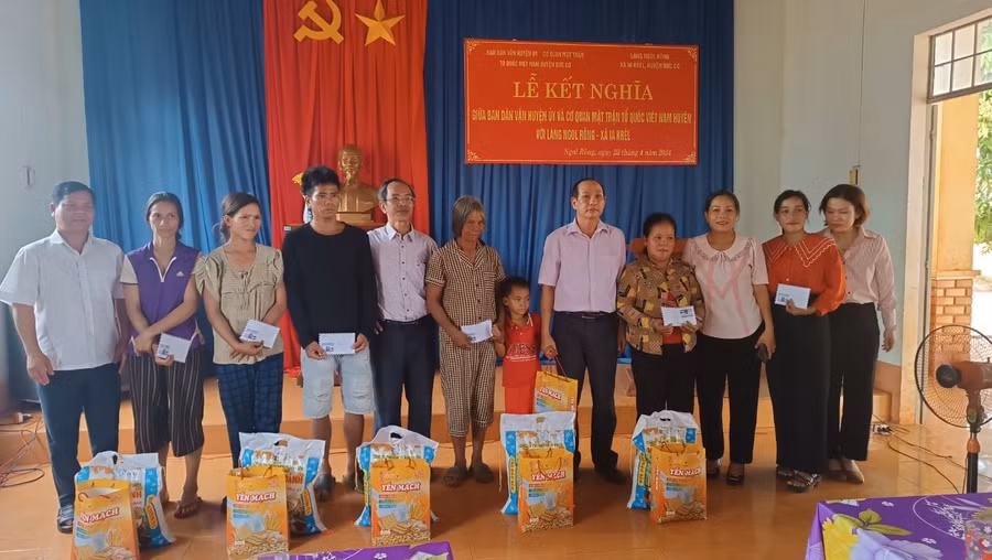Các đơn vị tặng quà cho các hộ nghèo làng Ngol Rông. Ảnh: Ngọc Anh