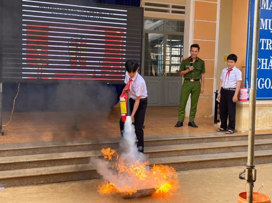 Học sinh thực hành kỹ năng chữa cháy. Ảnh: Anh Sơn