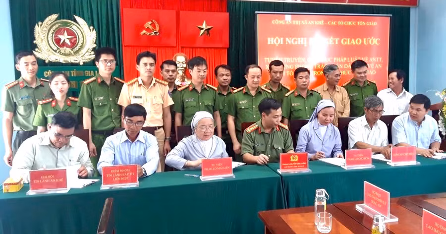 Quang cảng buổi ký kết. Ảnh: Ngọc Minh