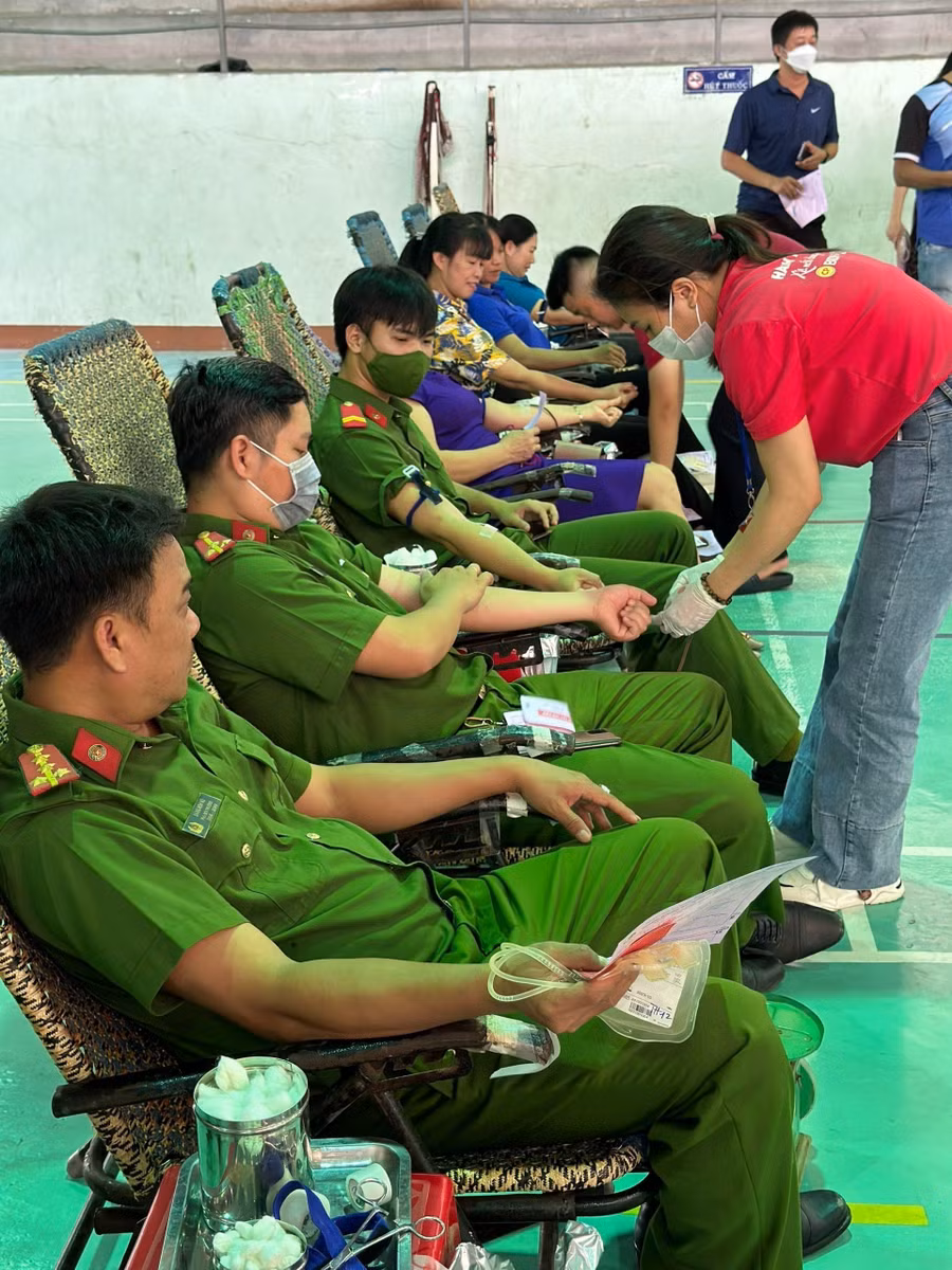 Cán bộ, chiến sĩ Công an tham gia hiến máu. Ảnh: Thanh Hà