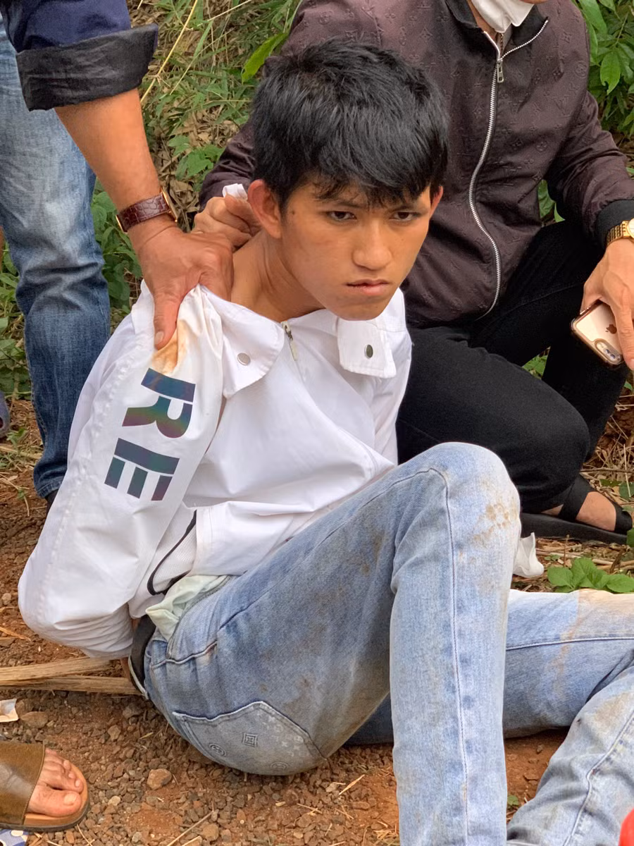 Đối tượng Hồ Văn Tình bị cơ quan Công an bắt giữ sau hơn 2 giờ lẩn trốn. Ảnh: Tiến Thành