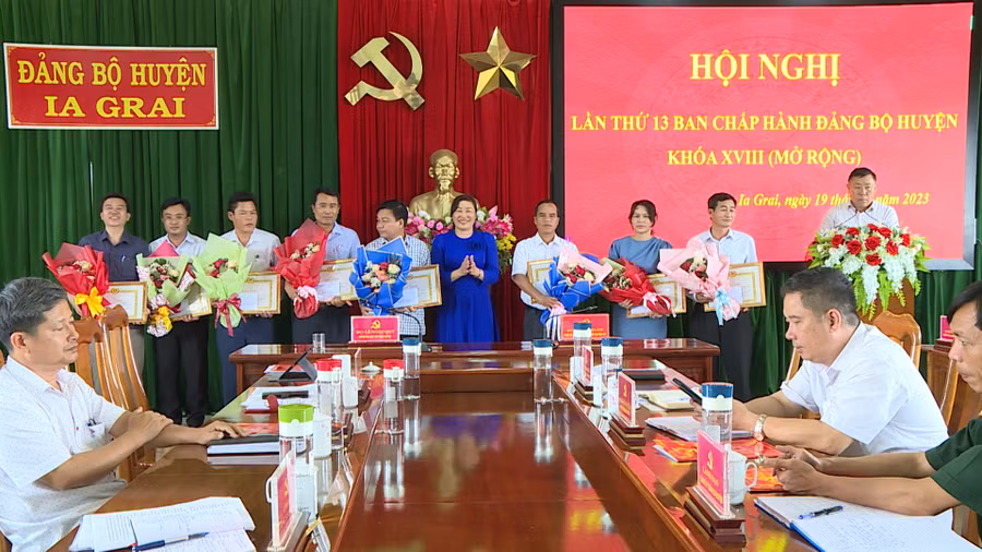 Ban Chấp hành Đảng bộ huyện Ia Grai tặng giấy khen cho 8 chi bộ, đảng bộ hoàn thành xuất sắc nhiệm vụ năm 2022. Ảnh: Phương Lộc