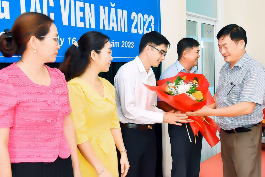 Tổng Biên tập Báo Gia Lai tặng giấy khen cho các cộng tác viên tích cực. Ảnh: Đức Thụy