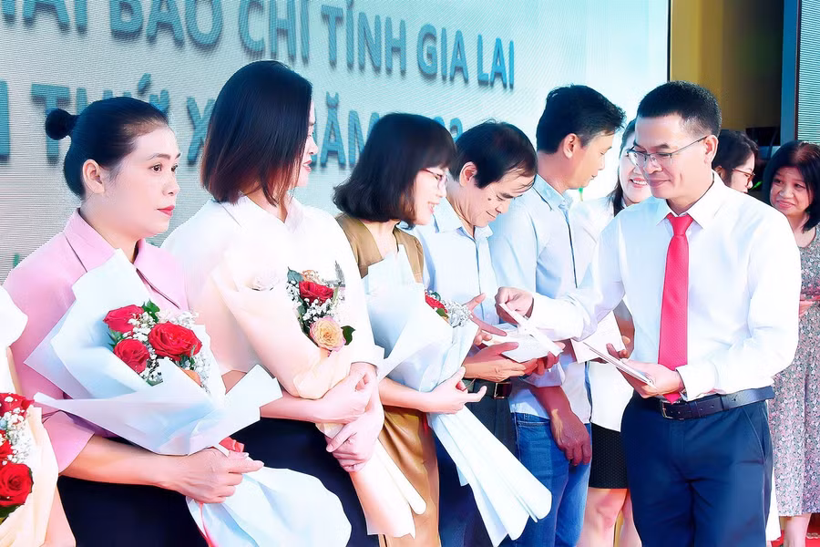 Giám đốc Đài Phát thanh-Truyền hình tỉnh, Phó Chủ tịch Hội Nhà báo tỉnh Đặng Huy Cường trao kỷ niệm chương "Vì sự nghiệp Báo chí Việt Nam" cho các hội viên. Ảnh: Đức Thụy