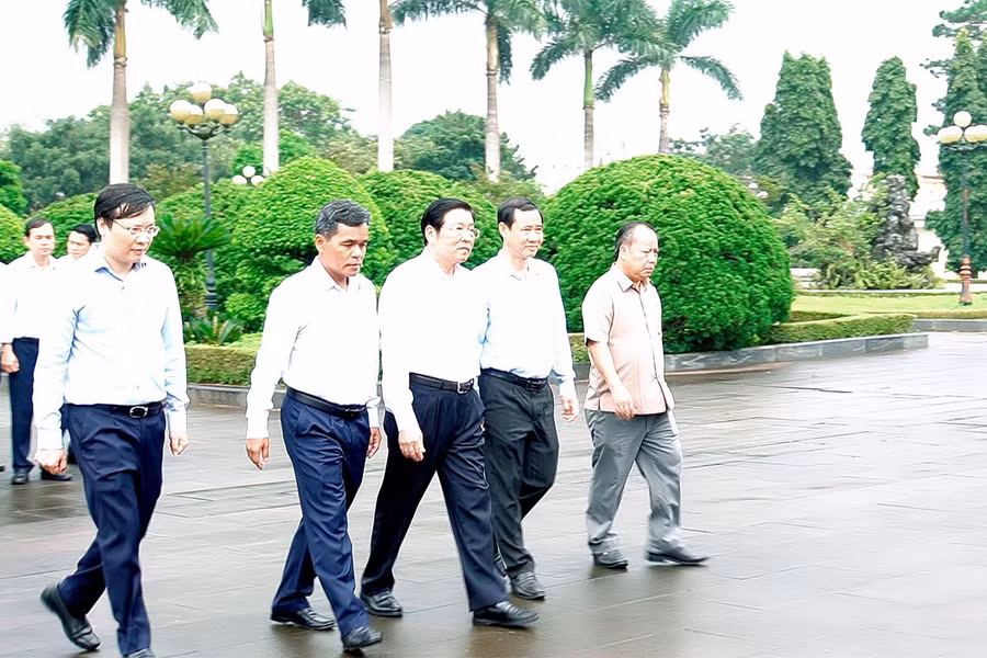 Các đồng chí trong đoàn công tác dâng hương tại Nghĩa trang Liệt sĩ tỉnh. Ảnh: Đức Thụy