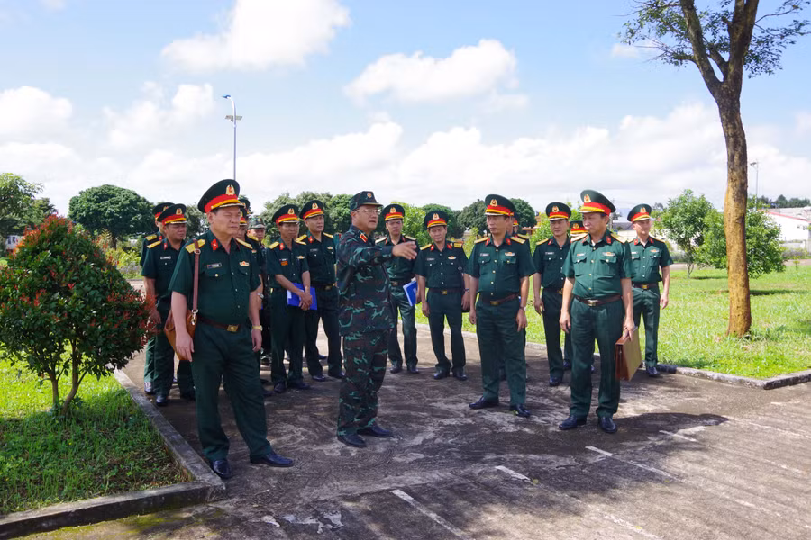 Đoàn công tác tiến hành kiểm tra thực tế địa điểm, cơ sở vật chất bảo đảm cho hội thi. Ảnh: Huy Bắc