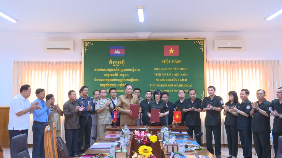 Ban Chuyên trách 2 tỉnh Gia Lai và Rattanakiri thống nhất thời gian tổ chức lễ cầu siêu, lễ tiễn, bàn giao hài cốt liệt sĩquân tình nguyện và chuyên gia Việt Nam hy sinh qua các thời kỳ chiến tranh trên đất bạn Campuchia. Ảnh: Đoàn Bình