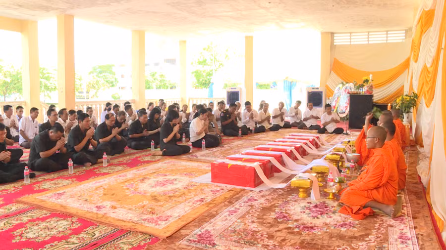 Quang cảnh lễ cầu siêu cho các liệt sĩ Việt Nam hy sinh trên đất bạn Campuchia. Ảnh: Đoàn Bình