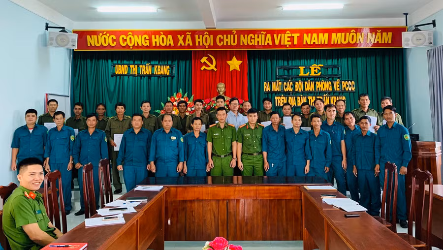 Thị trấn Kbang tổ chức ra mắt các đội dân phòng về PCCC ở tổ dân phố, làng trên địa bàn. Ảnh: Minh Ngân Thị trấn Kbang tổ chức ra mắt các đội dân phòng về PCCC ở tổ dân phố, làng trên địa bàn. Ảnh: Minh Ngân