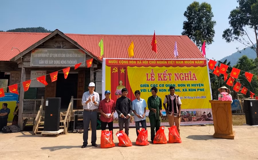 Các đơn vị tặng quà cho bà con làng Kon Hleng, xã Kon Pne. Ảnh: Hữu Nở