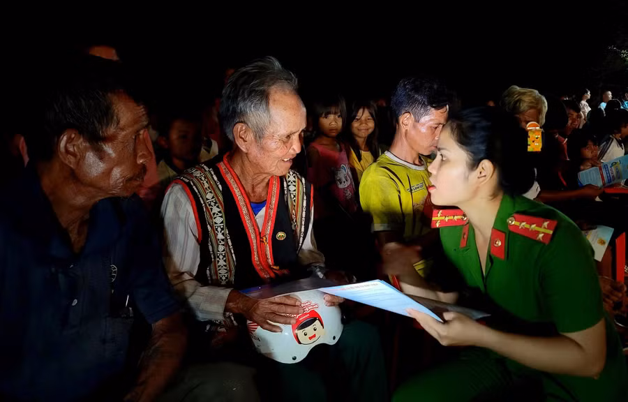 Cán bộ, chiến sĩ Công an tuyên truyền đến người dân các chủ trương, đường lối của Đảng. Ảnh: Lê Ánh