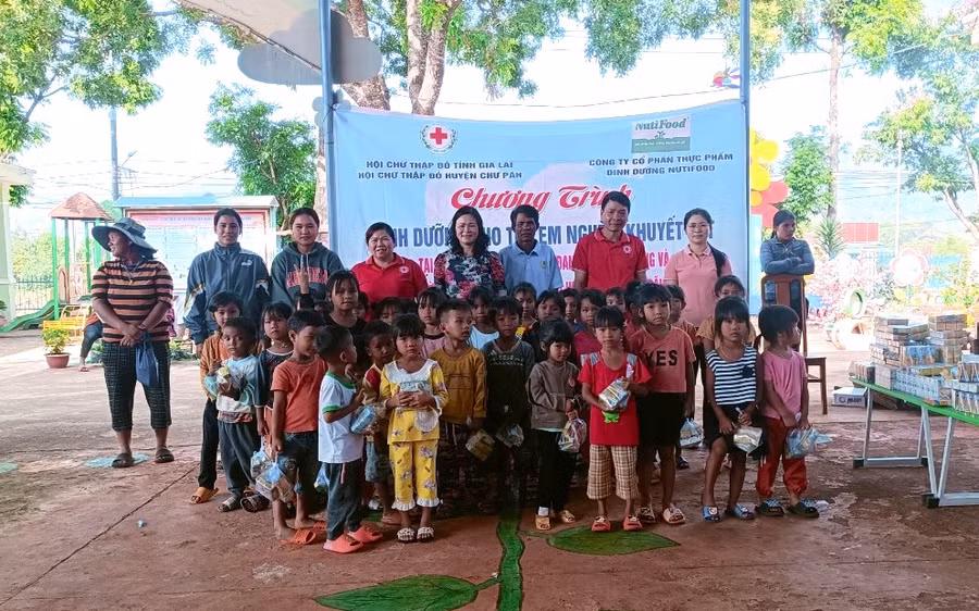 Đoàn công tác tặng sữa cho học sinh khó khăn Trường Mầm non Ia Mơ Nông, xã Ia Mơ Nông, huyện Chư Păh. Ảnh: Hồng Ngọc