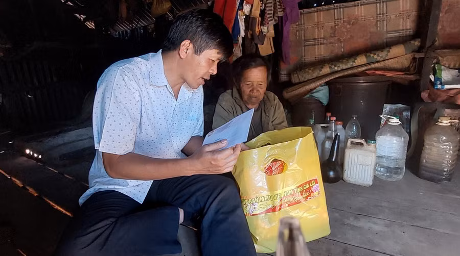 Phó Chủ tịch Ủy ban MTTQ Việt Nam tỉnh Đinh Ngọc Hải tặng quà cho hộ nghèo tại huyện Mang Yang. Ảnh: Ngọc Anh Phó Chủ tịch Ủy ban MTTQ Việt Nam tỉnh Đinh Ngọc Hải tặng quà cho hộ nghèo tại huyện Mang Yang. Ảnh: Ngọc Anh