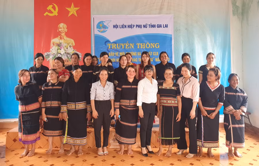 Ra mắt CLB “Phụ nữ nói không với rác thải nhựa” tại xã Kdang (huyện Đak Đoa). Ảnh: Minh Vy