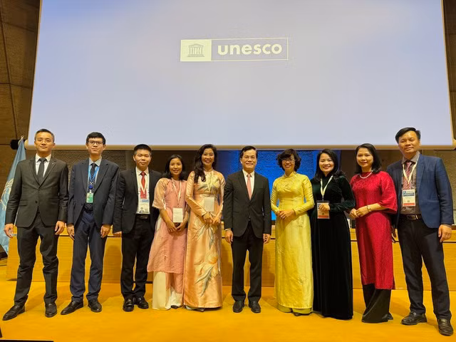 Thứ trưởng Ngoại giao Hà Kim Ngọc, Chủ tịch Ủy ban Quốc gia UNESCO Việt Nam, cùng Đại sứ, Trưởng phái đoàn Việt Nam bên cạnh UNESCO Lê Thị Hồng Vân, các thành viên đoàn Việt Nam tham dự Kỳ họp Đại hội đồng lần thứ 24 các quốc gia thành viên Công ước Bảo vệ di sản văn hóa và thiên nhiên thế giới. Ảnh nguồn Báo Điện tử Chính phủ.