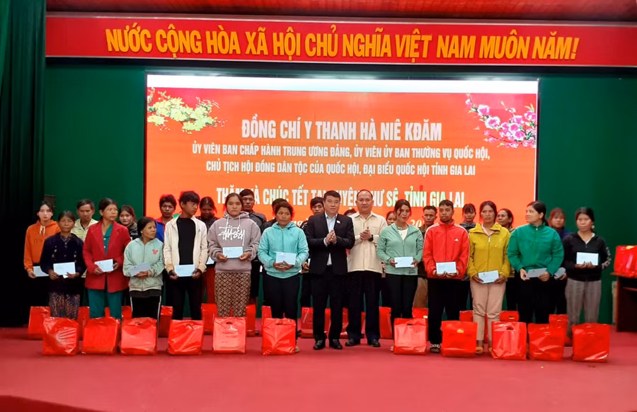 Đồng chí Y Thanh Hà Niê K’đăm và đồng chí Rah Lan Chung-Phó Bí thư Tỉnh ủy (thứ 7 và 8 từ trái sang) tặng quà cho hộ nghèo huyện Chư Sê. Ảnh: Hoàng Viên