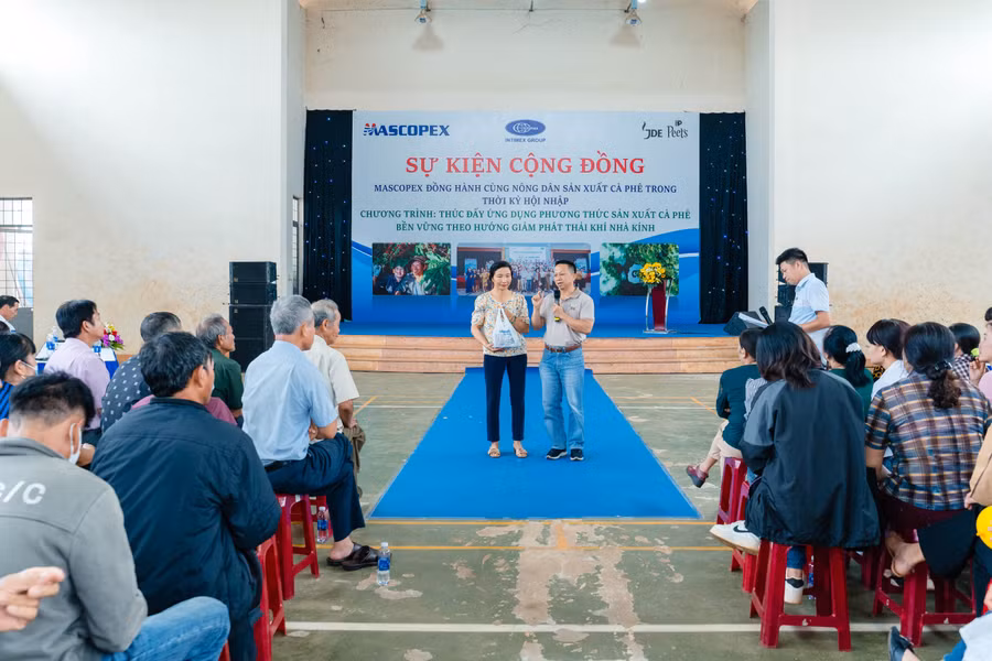 Nông dân được giao lưu, trao đổi kinh nghiệm sản xuất cà phê bền vững với chuyên gia. Ảnh: Phan Nguyên