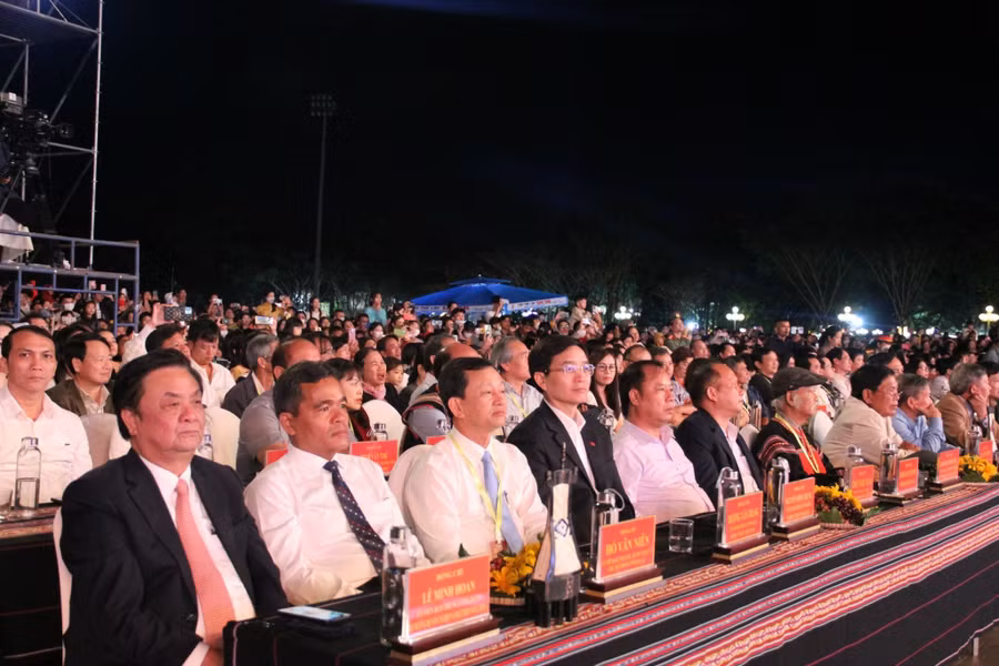 Các đồng chí lãnh đạo Trung ương, Gia Lai và 4 tỉnh Tây Nguyên tham dự lễ khai mạc. Ảnh: Hoàng Ngọc