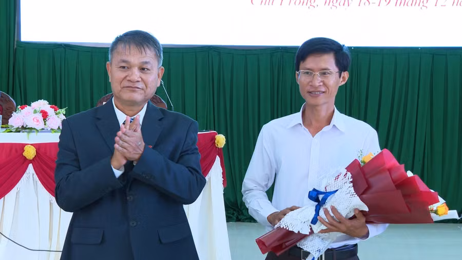 Bí thư Huyện ủy, Chủ tịch HĐND huyện Đinh Văn Dũng (bìa trái) tặng hoa ông Trần Quyết Thắng-Ủy viên UBND huyện, nhiệm kỳ 2021-2026, Trưởng phòng Văn hóa-Thông tin huyện. Ảnh: Khánh Linh Bí thư Huyện ủy, Chủ tịch HĐND huyện Đinh Văn Dũng (bìa trái) tặng hoa ông Trần Quyết Thắng-Ủy viên UBND huyện, nhiệm kỳ 2021-2026, Trưởng phòng Văn hóa-Thông tin huyện. Ảnh: Khánh Linh