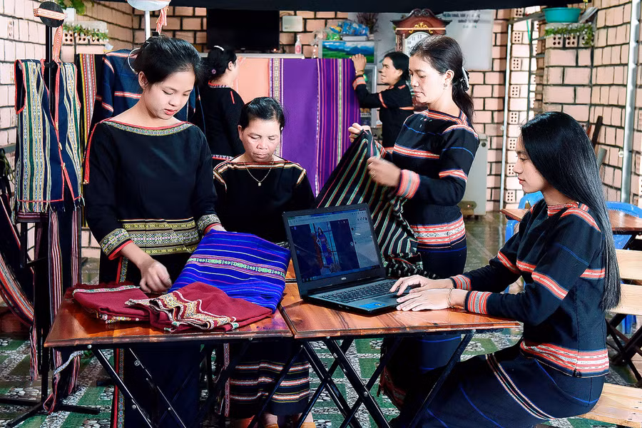 Toàn tỉnh hiện đã hình thành hơn 100 câu lạc bộ dệt thổ cẩm. Nhiều câu lạc bộ hoạt động hiệu quả, ứng dụng mạng xã hội để quảng bá, giới thiệu sản phẩm, đưa thổ cẩm đến gần hơn với công chúng, mở rộng thị trường, tạo thu nhập ổn định cho chị em. Toàn tỉnh hiện đã hình thành hơn 100 câu lạc bộ dệt thổ cẩm. Nhiều câu lạc bộ hoạt động hiệu quả, ứng dụng mạng xã hội để quảng bá, giới thiệu sản phẩm, đưa thổ cẩm đến gần hơn với công chúng, mở rộng thị trường, tạo thu nhập ổn định cho chị em.