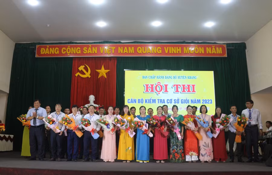 Ban tổ chức tặng hoa cho các thí sinh tham gia hội thi. Ảnh: Hà Duyệt