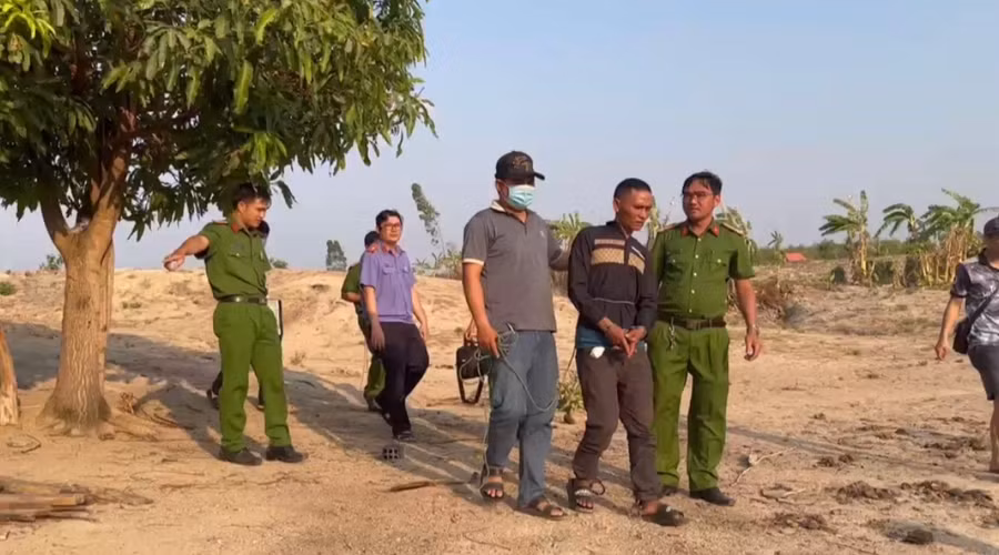 Các lực lượng chức năng dẫn giải đối tượng đến thực nghiệm hiện trường. Ảnh: Hoàng Vũ