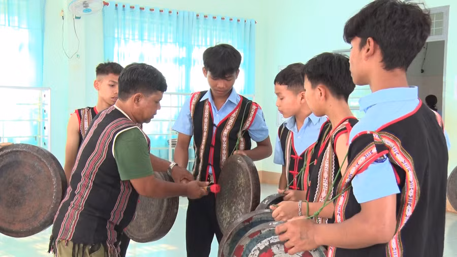 Các em học sinh được nghệ nhân trực tiếp truyền dạy cách sử dụng cồng chiêng. Ảnh: Lê Văn Châu Các em học sinh được nghệ nhân trực tiếp truyền dạy cách sử dụng cồng chiêng. Ảnh: Lê Văn Châu