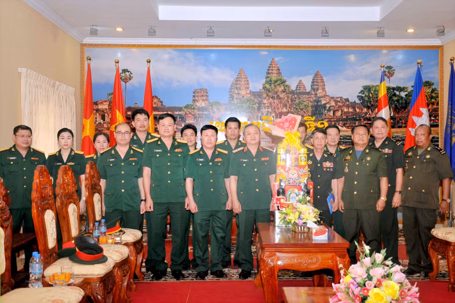 Thiếu tướng Hoàng Văn Sỹ-Tư lệnh Binh đoàn 15 cùng đoàn công tác đến chúc mừng Tết cổ truyền tại Quân khu I (Quân đội hoàng gia Campuchia). Ảnh: Nguyễn Ngọc Sơn Thiếu tướng Hoàng Văn Sỹ-Tư lệnh Binh đoàn 15 cùng đoàn công tác đến chúc mừng Tết cổ truyền tại Quân khu I (Quân đội hoàng gia Campuchia). Ảnh: Nguyễn Ngọc Sơn