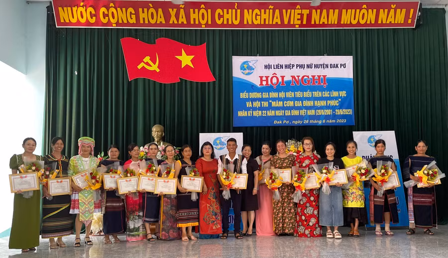 Hội LHPN huyện Đak Pơ biểu dương 16 gia đình tiêu biểu trên các lĩnh vực. Ảnh: Tuyết Mai