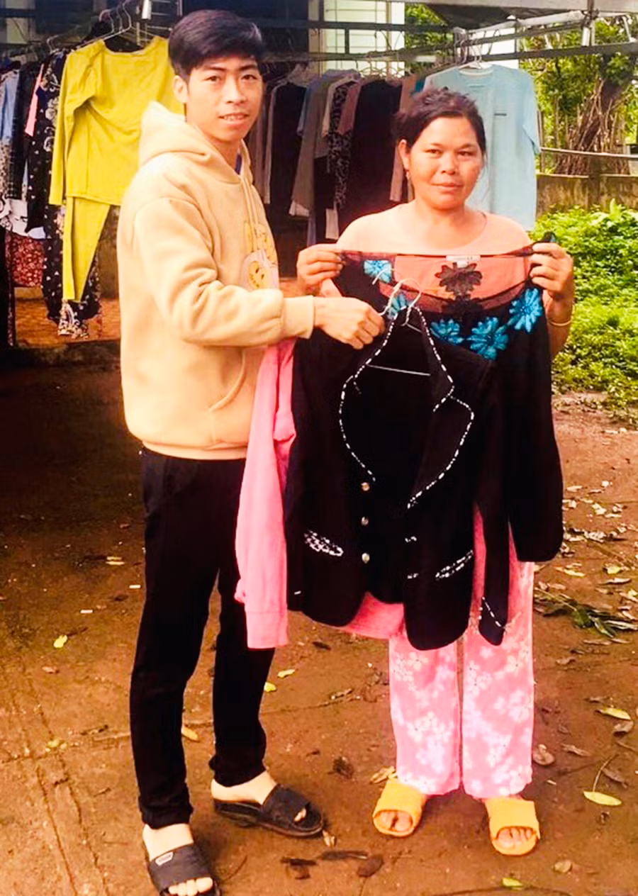 Người dân làng Al Gôn phấn khởi tới “Gian hàng 0 đồng” để lựa cho mình những bộ quần áo phù hợp. Ảnh: N.H Người dân làng Al Gôn phấn khởi tới “Gian hàng 0 đồng” để lựa cho mình những bộ quần áo phù hợp. Ảnh: N.H