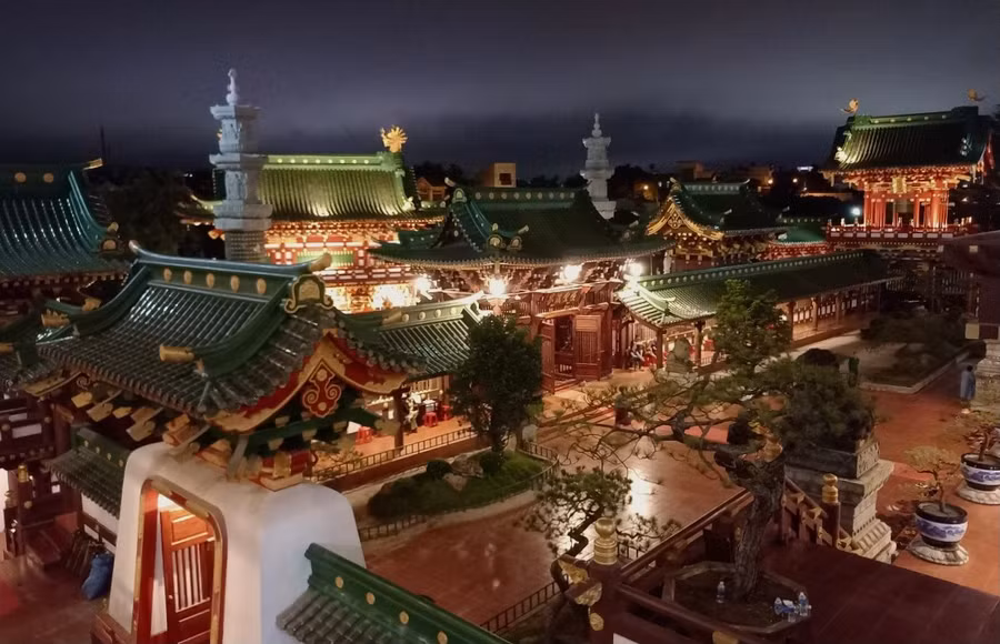 Khi lên đèn, chùa Minh Thành trở nên lung linh, huyền ảo.