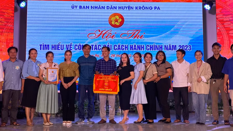 Ban tổ chức trao giải nhất cho Cụm Công đoàn số 10. Ảnh: Quang Ngọc