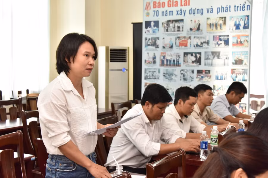 Đảng viên Vũ Thị Chinh-Chi bộ Vườn Quốc gia Kon Ka Kinh tham luận nội dung "Thực hiện công tác giáo dục bảo tồn, diễn giải môi trường gắn với phát triển du lịch sinh thái tại Vườn Quốc gia Kon Ka Kinh". Ảnh: Đ.T