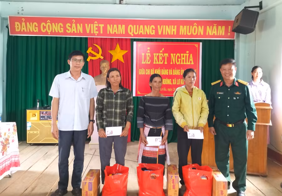 Các đơn vị tặng quà cho người dân làng Kbông. Ảnh: Hữu Nở Các đơn vị tặng quà cho người dân làng Kbông. Ảnh: Hữu Nở