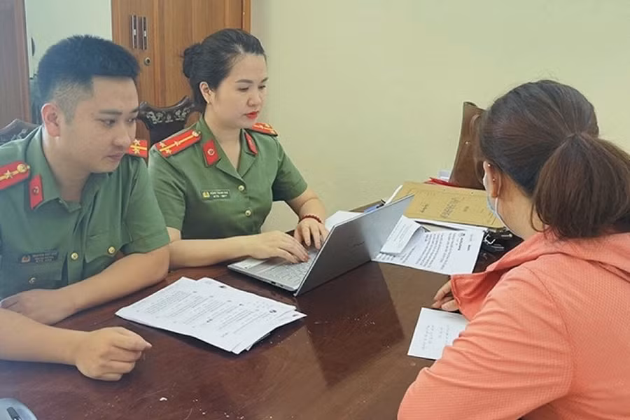 N.H.T tại buổi làm việc với công an. Ảnh nguồn Báo Lao Động