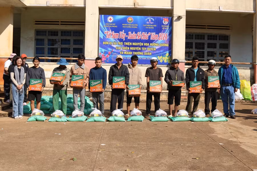 Đoàn công tác tặng quà cho đồng bào dân tộc thiểu số nghèo, khó khăn của xã Ia Pia, huyện Chư Prông. Ảnh: Hồng Ngọc Đoàn công tác tặng quà cho đồng bào dân tộc thiểu số nghèo, khó khăn của xã Ia Pia, huyện Chư Prông. Ảnh: Hồng Ngọc