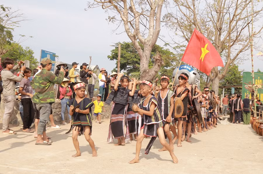 Festival là dịp để các dân tộc các tỉnh Tây Nguyên gặp gỡ, giao lưu văn hóa, trao đổi học hỏi kinh nghiệm trong công tác bảo tồn, phát huy và quảng bá Không gian văn hóa cồng chiêng Tây Nguyên. Ảnh: Phương Vi