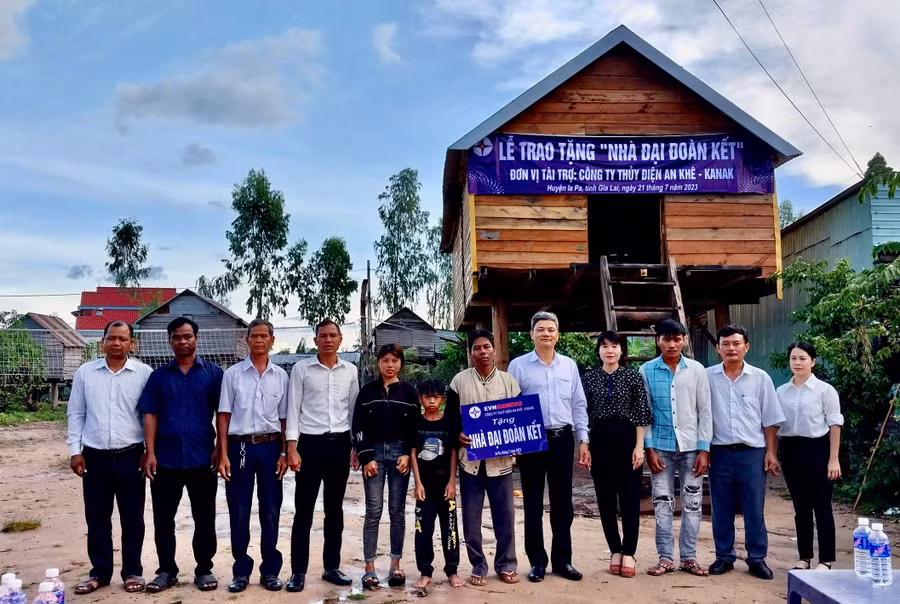 Đoàn công tác trao nhà cho gia đình ông Kpă Phi (làng Blôm, xã Kim Tân, huyện Ia Pa). Ảnh: Mai Linh