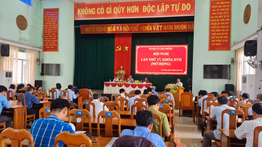 Quang cảnh hội nghị Ban chấp hành Đảng bộ huyện Chư Prông. Ảnh: Khánh Linh