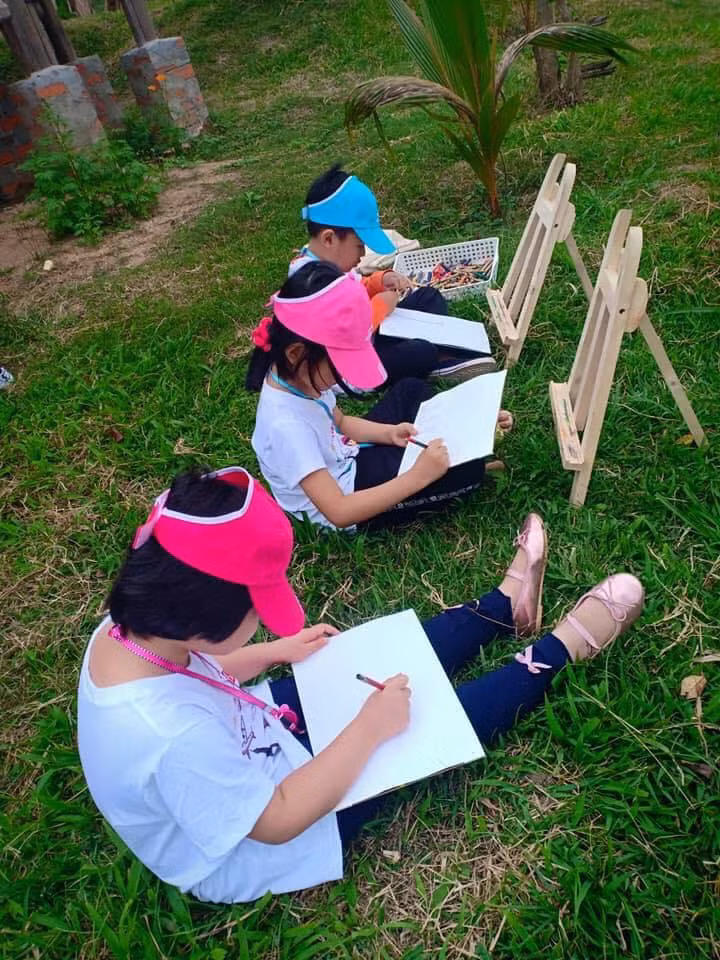 Vừa được trải nghiệm thực tế, các em học sinh vừa có thể làm bài tập ngay tại buổi tham quan. Ảnh: A Ngưi
