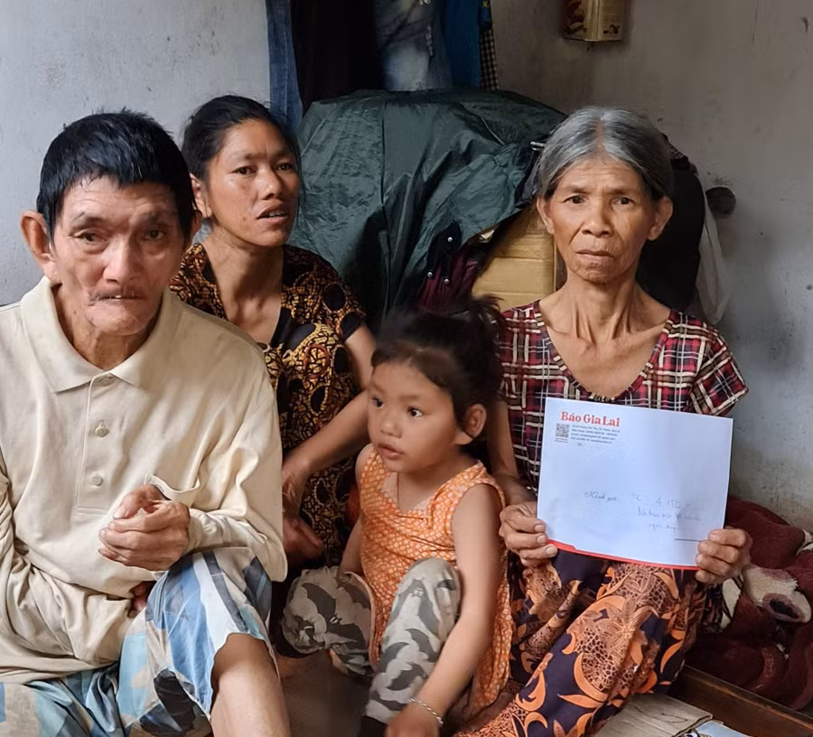 Bà Nguyễn Thị Hà nhận tiền hỗ trợ do Báo Gia Lai và bạn đọc trao tặng. Ảnh: Lệ Hằng