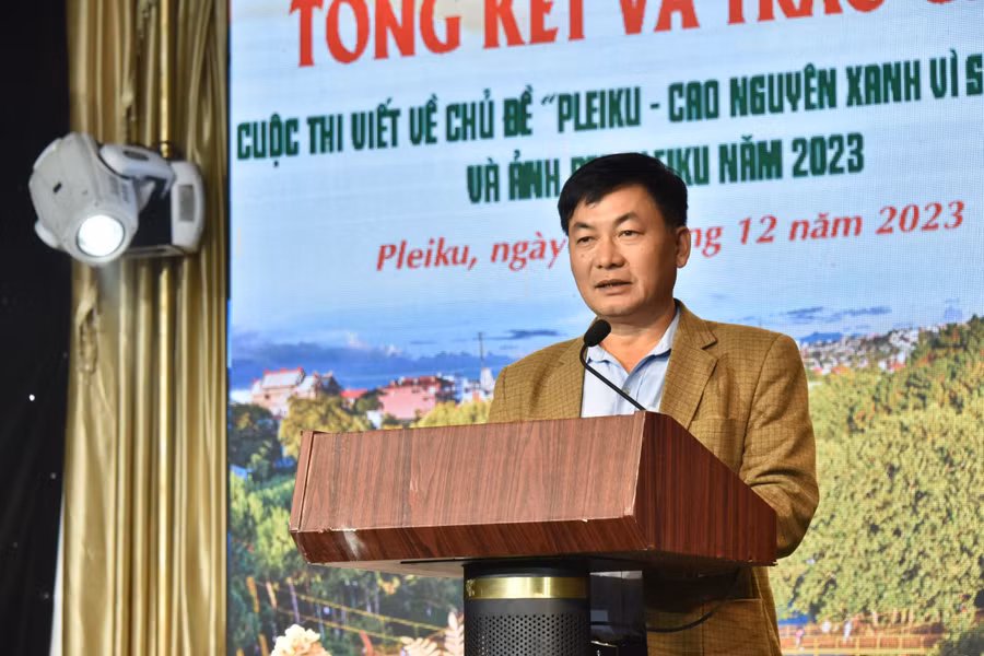 Tổng Biên tập Báo Gia Lai Huỳnh Kiên-Phó Trưởng ban Thường trực Ban Tổ chức Cuộc thi phát biểu tại buổi lễ. Ảnh: Đức Thụy