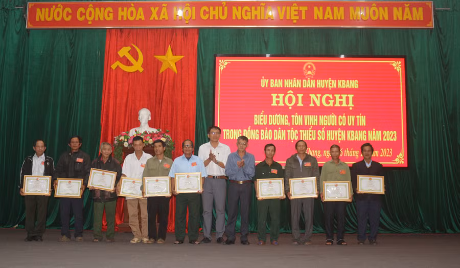 Lãnh đạo huyện Kbang trao giấy khen cho người có uy tín tiêu biểu. Ảnh: Hà Duyệt Lãnh đạo huyện Kbang trao giấy khen cho người có uy tín tiêu biểu. Ảnh: Hà Duyệt
